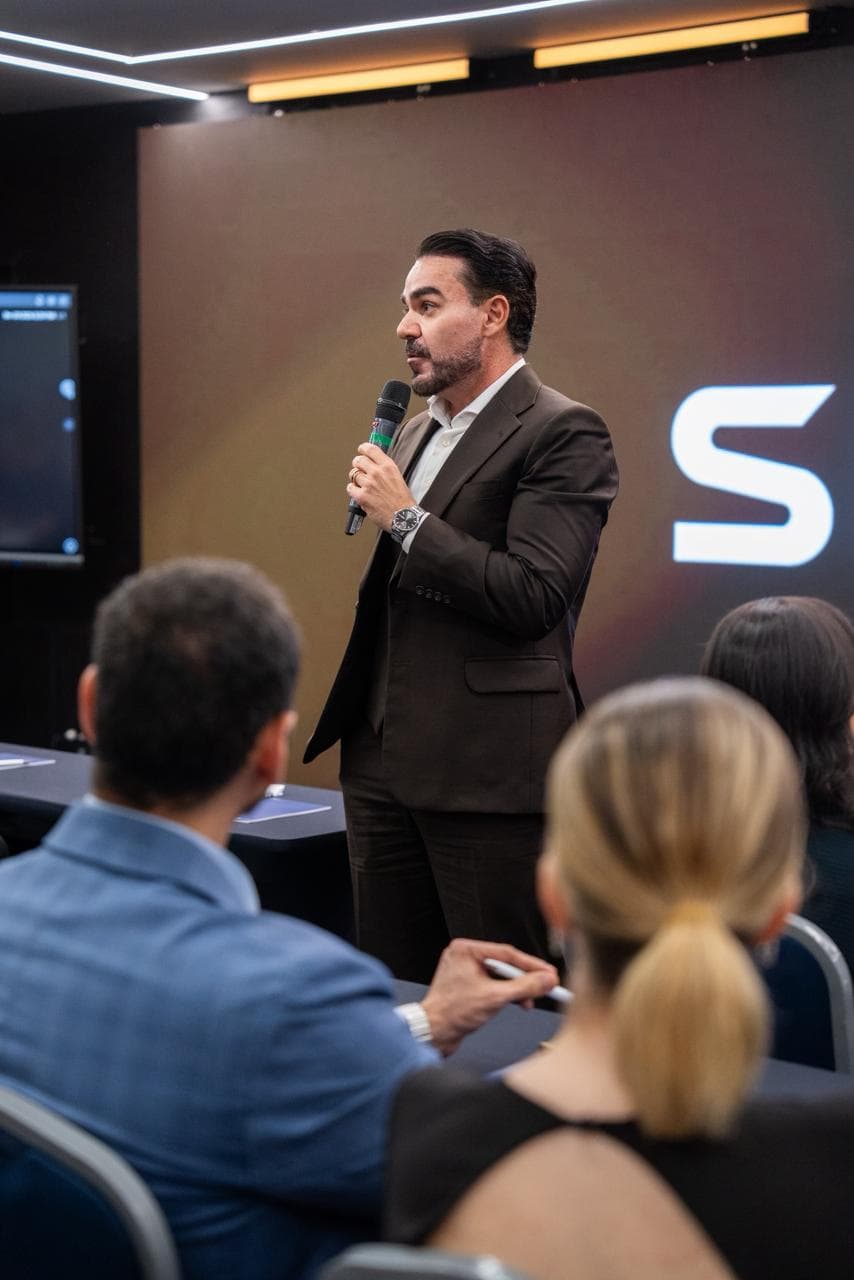 Matheus Scremin Santos durante apresentação profissional.