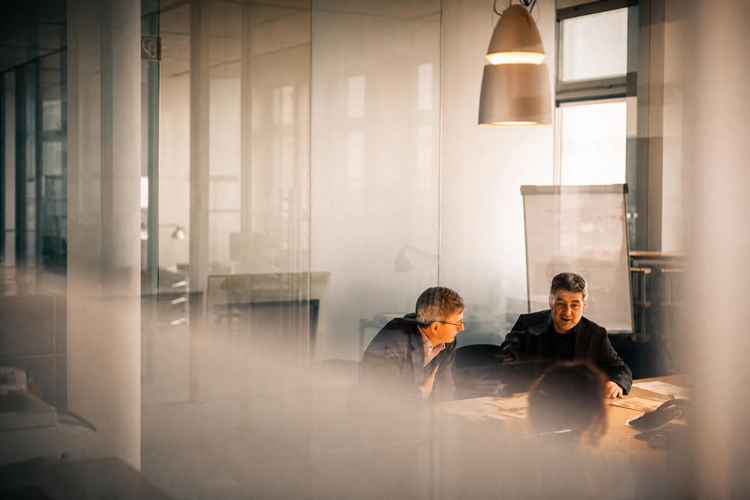 Reunião entre decisores em ambiente corporativo.