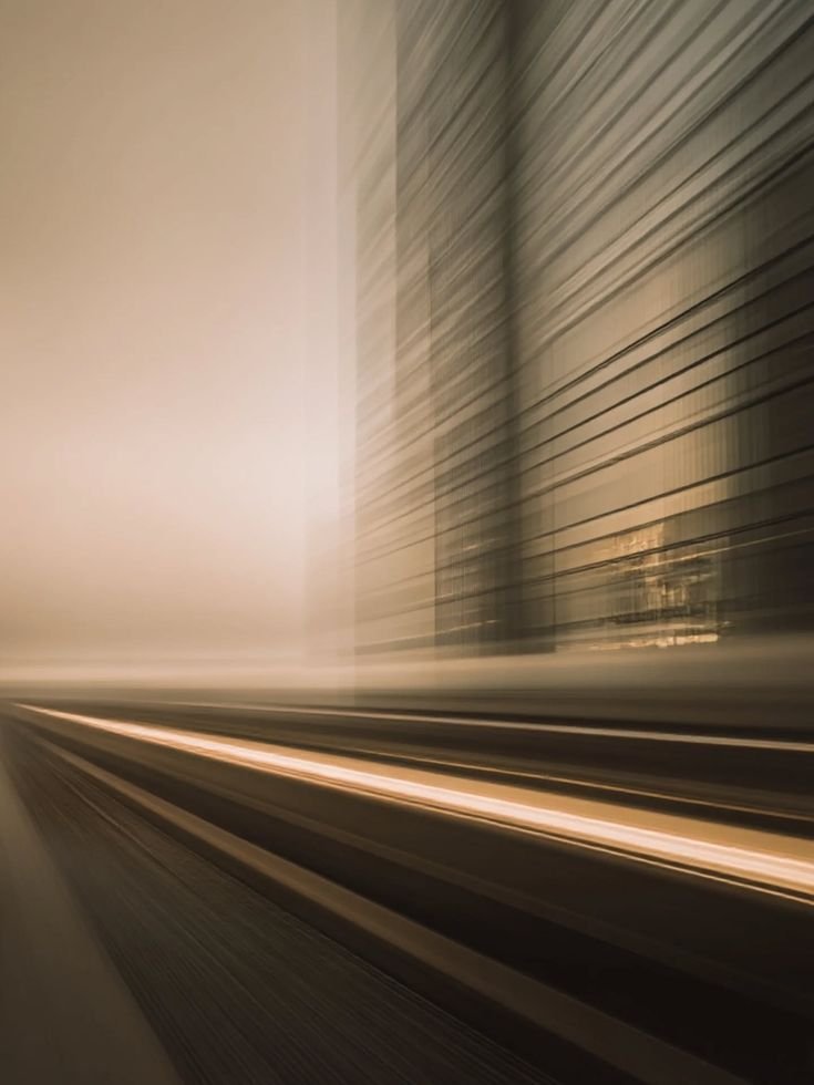 Linhas corporativas em movimento representam continuidade e ritmo operacional.