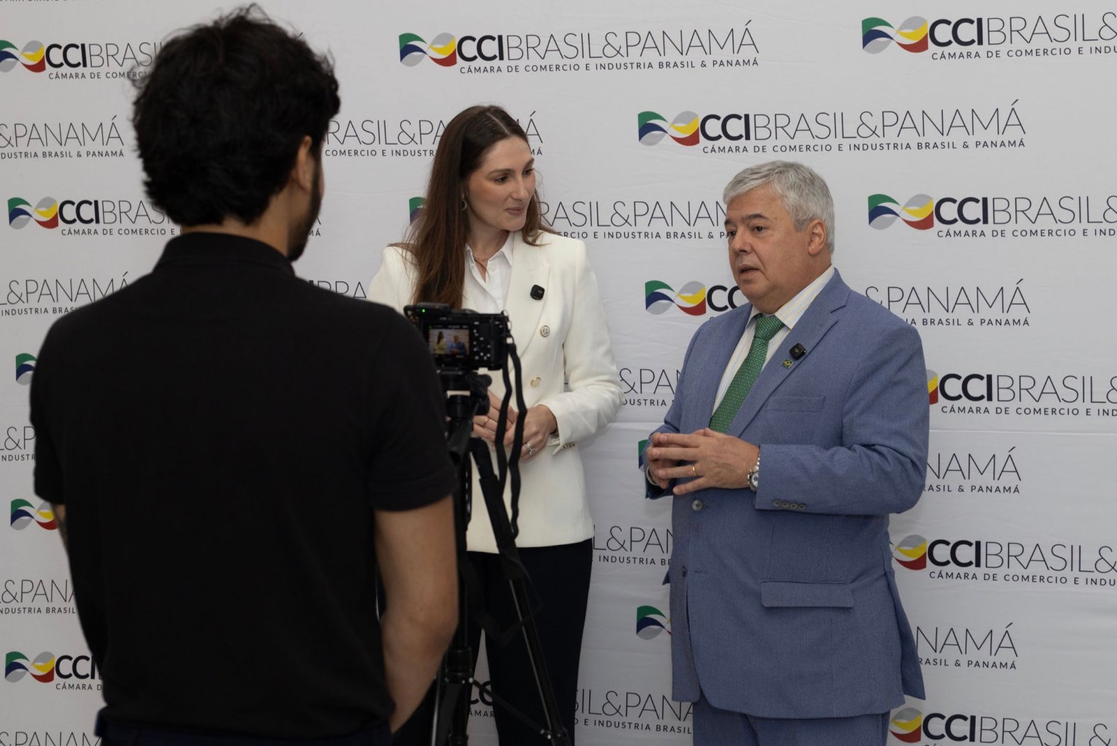 Nina Quisinski durante uma entrevista institucional Brasil Panamá.