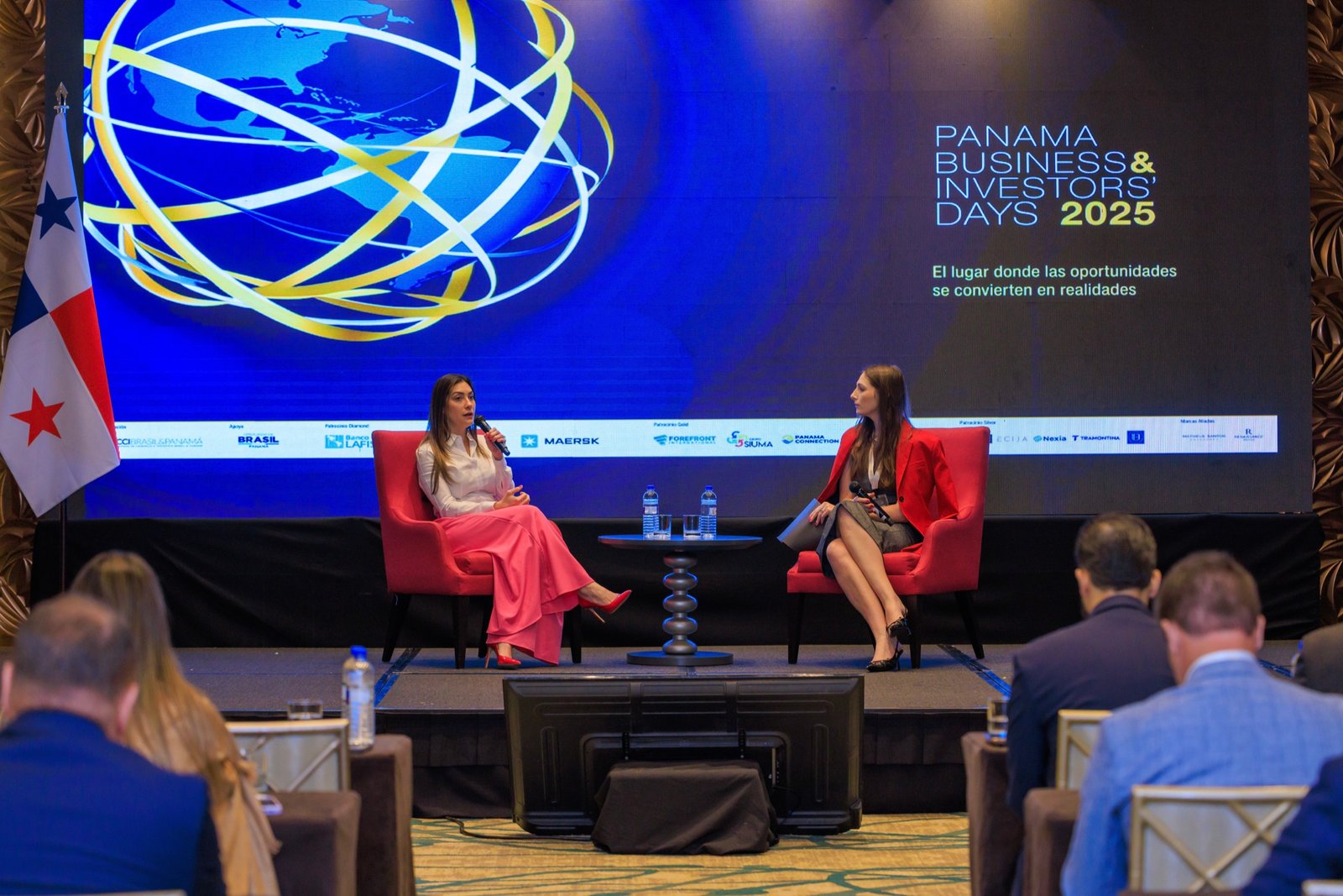 Nina Quisinski no palco do Panama Business and Investment Day 2025.